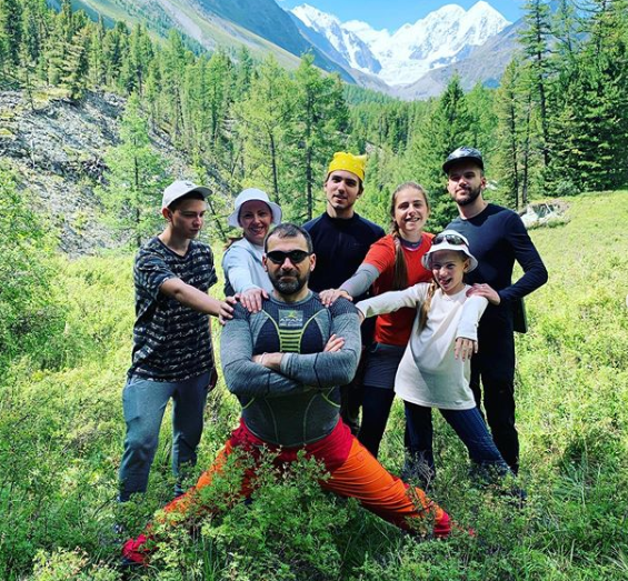 Photo: the whole family in Altai.  Source: @rybakov_igor
