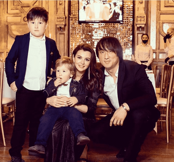 Photo: with his wife and sons.  Source: @tarbaev_s
