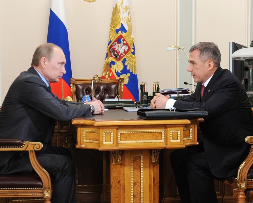 Figure 2. Minnikhanov speaking to Vladimir Putin