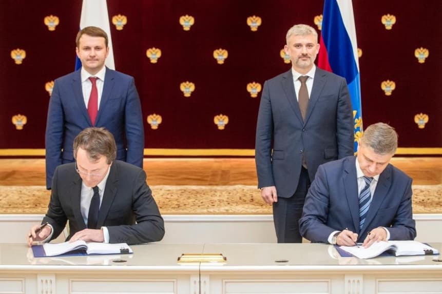 Ruslan Baysarov signs a contract with Oleg Belozerov for the construction of the Elegest-Kyzyl-Kuragino railway (Photo: Russian Railways press service)
