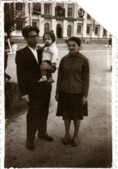 Figure 1. Nathan Rappoport with his wife and son Andrei.  Severodonetsk, 1965.  Source: Rappoport com website 