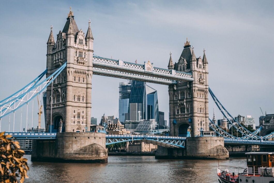 10 Compelling Reasons to Visit London Featuring the Iconic Tower Bridge